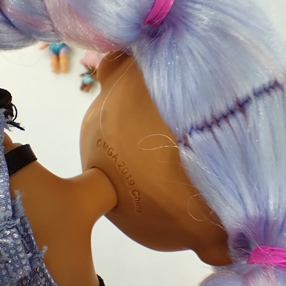 LOL Surprise! OMG Dance Miss Royale Fashion Doll and Extra Little Dolls - Picture 4 of 6